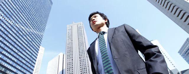お店の外の求人情報をみて